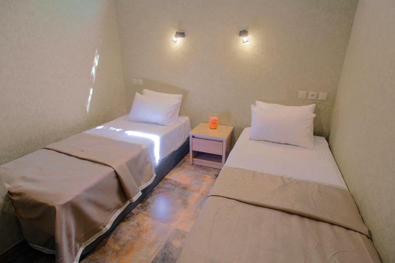 Luca Lili Hotel Szenaki Kültér fotó