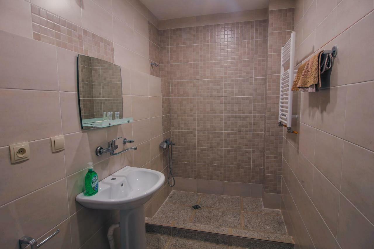 Luca Lili Hotel Szenaki Kültér fotó
