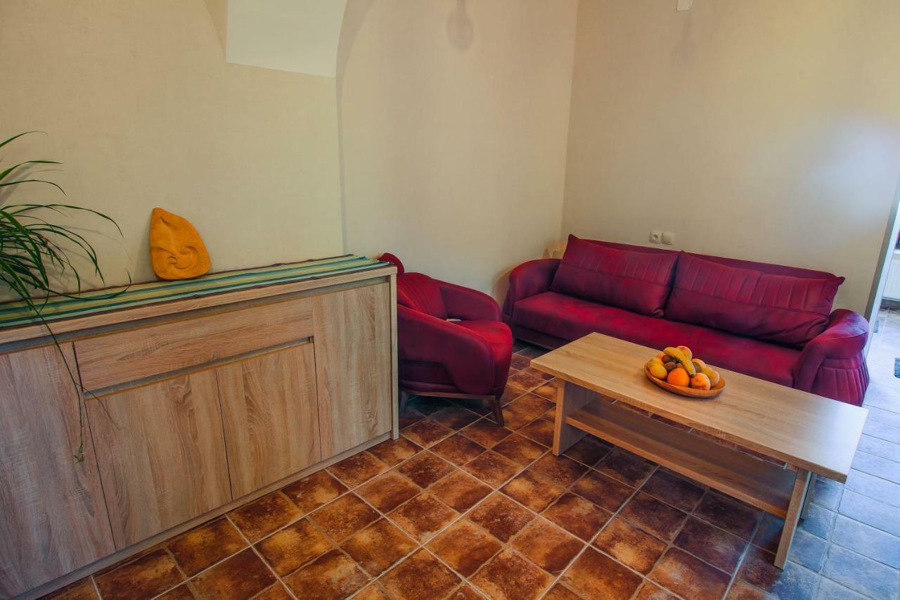 Luca Lili Hotel Szenaki Kültér fotó