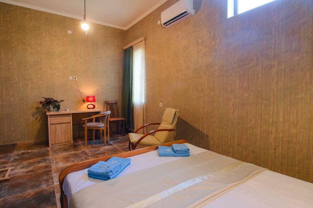 Luca Lili Hotel Szenaki Kültér fotó