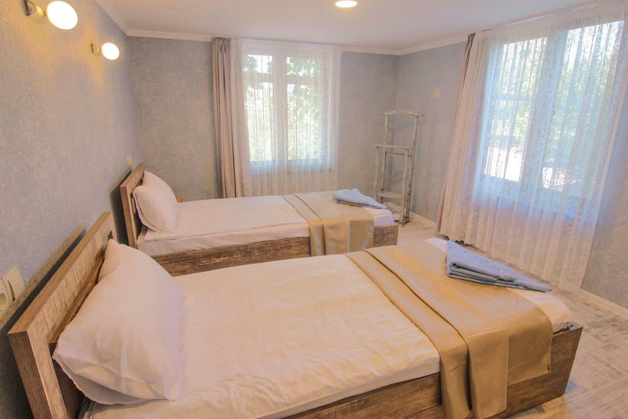Luca Lili Hotel Szenaki Kültér fotó